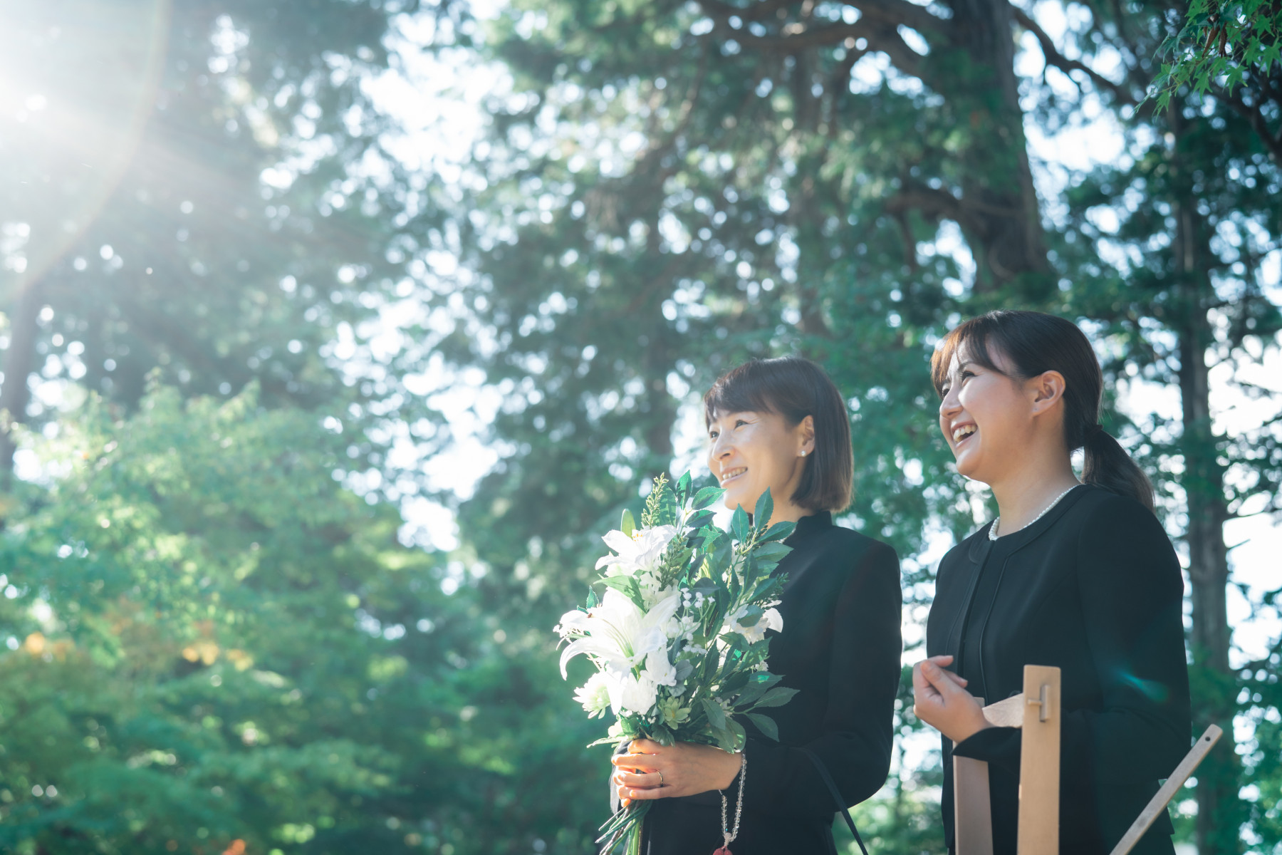 画像:お墓(自然)にお参りのイメージ